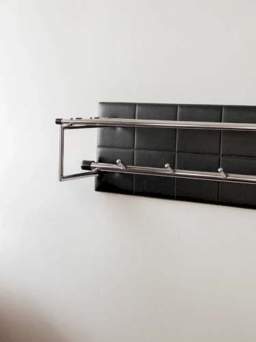 Charlie, le porte-manteau en simili-cuir N°182