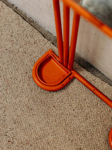 Charlie, le porte-manteau orange N°153