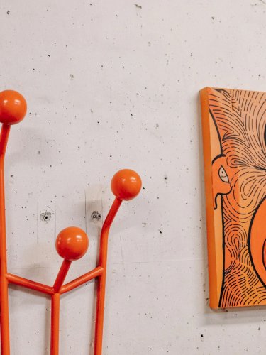 Charlie, le porte-manteau orange N°153