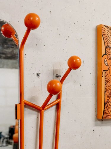 Charlie, le porte-manteau orange N°153