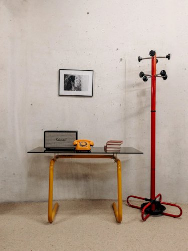 Charlie, le porte-manteau rouge N°154