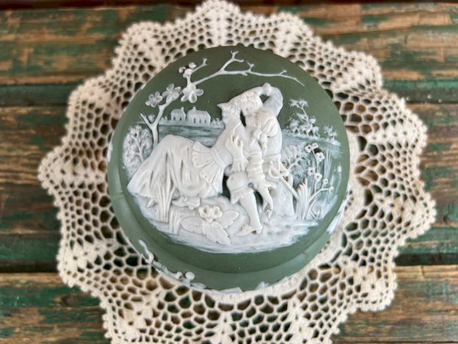 Charmante boîte ronde Wedgwood en jasperware vert – XIXe / XXe siècle