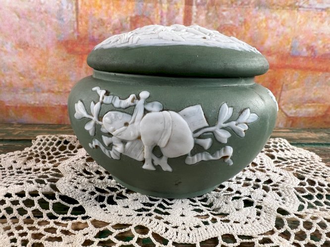 Charmante boîte ronde Wedgwood en jasperware vert – XIXe / XXe siècle