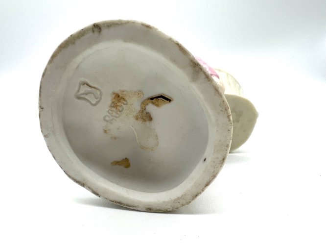 Charmante figurine ancienne – Garçon assis – Porcelaine polychrome – Fin XIXe /
