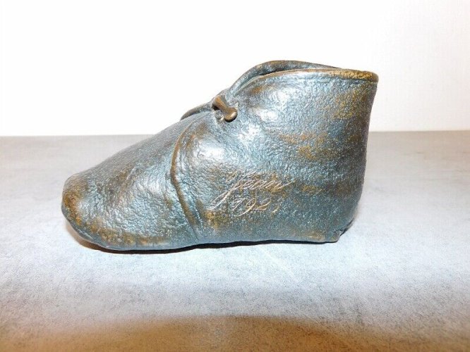 CHAUSSURE EN CUIVRE GRAVEE "JEAN 1923"