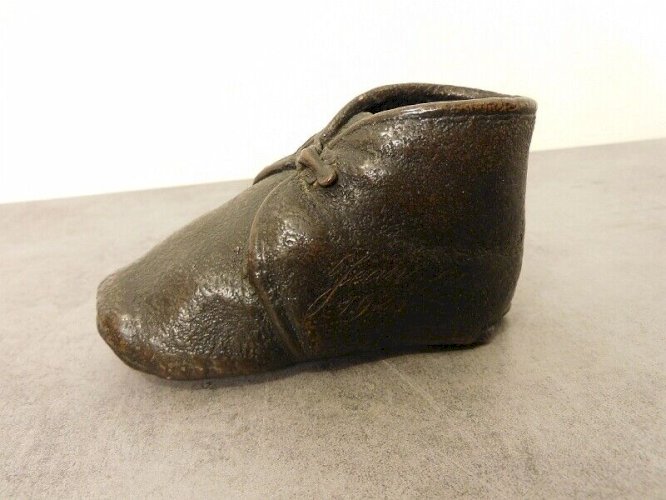 CHAUSSURE EN CUIVRE GRAVEE "JEAN 1923"
