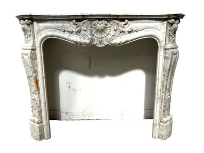 Cheminée de style Louis XV en marbre blanc de Carrare XIX siècle