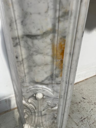Cheminée de style Louis XV en marbre blanc de Carrare XIX siècle