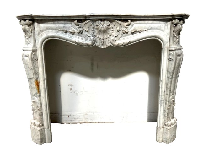 Cheminée de style Louis XV en marbre blanc de Carrare XIX siècle