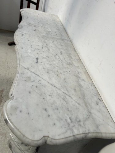 Cheminée de style Louis XV en marbre blanc de Carrare XIX siècle