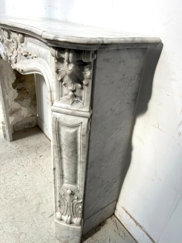 Cheminée de style Louis XV en marbre blanc de Carrare XIX siècle
