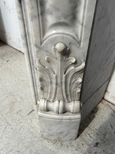 Cheminée de style Louis XV en marbre blanc de Carrare XIX siècle