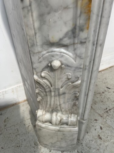 Cheminée de style Louis XV en marbre blanc de Carrare XIX siècle