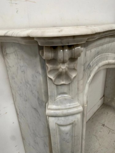 Cheminée de style Louis XV en marbre blanc veiné XX siècle