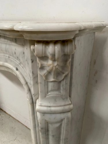Cheminée de style Louis XV en marbre blanc veiné XX siècle