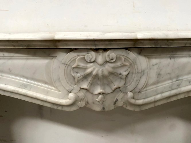 Cheminée de style Louis XV en marbre blanc veiné XX siècle
