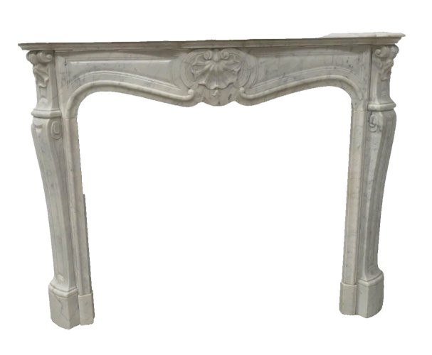 Cheminée de style Louis XV en marbre blanc veiné XX siècle