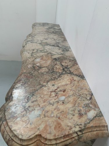 Cheminée de style Louis XV en marbre de breche rouge XIX siècle