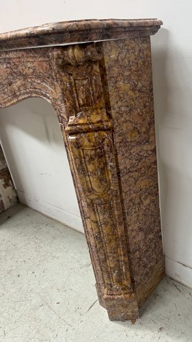 Cheminée de style Louis XV Model Pompadour Marbre brèche mouchetée XIX siècle