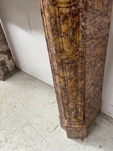 Cheminée de style Louis XV Model Pompadour Marbre brèche mouchetée XIX siècle