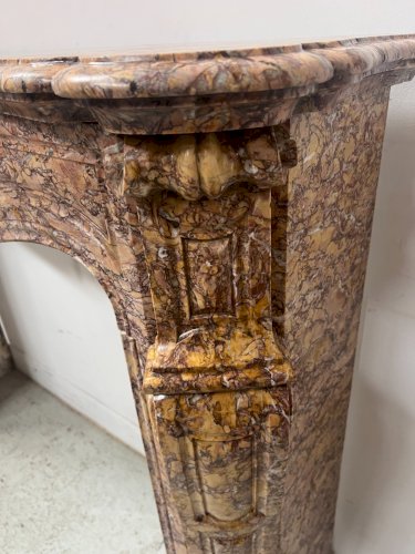 Cheminée de style Louis XV Model Pompadour Marbre brèche mouchetée XIX siècle