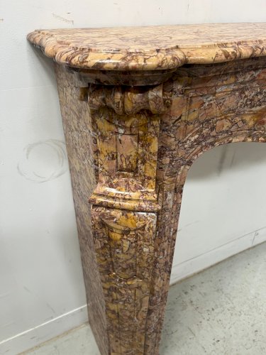 Cheminée de style Louis XV Model Pompadour Marbre brèche mouchetée XIX siècle