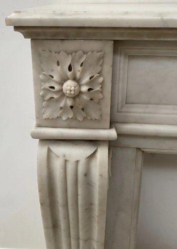 Cheminée De Style Louis XVI En Marbre Blanc Veiné De Carrare XIX Siècle
