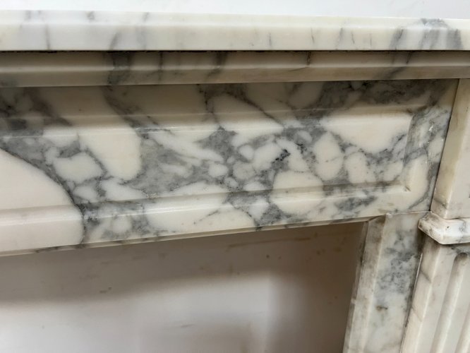 Cheminée De Style Louis XVI En Marbre Blanc Veiné De Carrare XIX Siècle