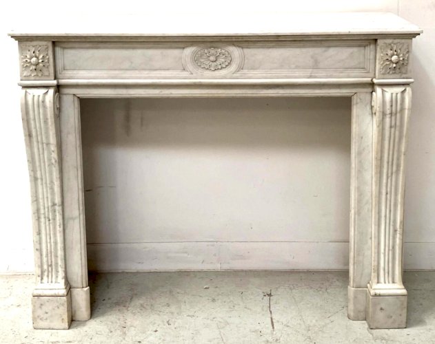 Cheminée De Style Louis XVI En Marbre Blanc Veiné De Carrare XIX Siècle