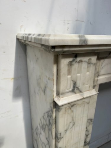 Cheminée De Style Louis XVI En Marbre Blanc Veiné De Carrare XIX Siècle