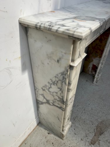 Cheminée De Style Louis XVI En Marbre Blanc Veiné De Carrare XIX Siècle
