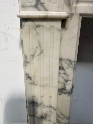 Cheminée De Style Louis XVI En Marbre Blanc Veiné De Carrare XIX Siècle