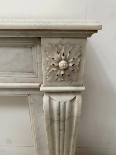 Cheminée De Style Louis XVI En Marbre Blanc Veiné De Carrare XIX Siècle