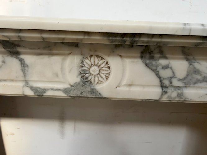Cheminée De Style Louis XVI En Marbre Blanc Veiné De Carrare XIX Siècle