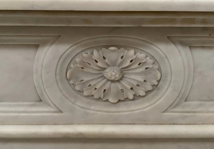 Cheminée De Style Louis XVI En Marbre Blanc Veiné De Carrare XIX Siècle