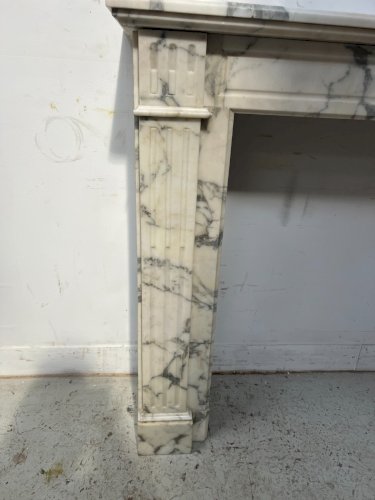 Cheminée De Style Louis XVI En Marbre Blanc Veiné De Carrare XIX Siècle
