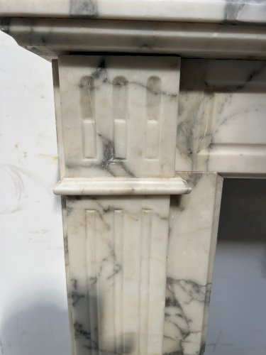 Cheminée De Style Louis XVI En Marbre Blanc Veiné De Carrare XIX Siècle