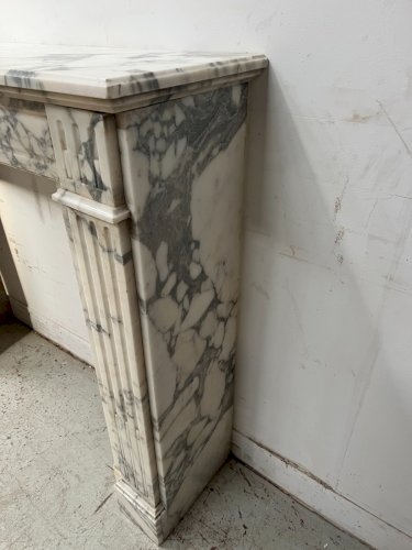 Cheminée De Style Louis XVI En Marbre Blanc Veiné De Carrare XIX Siècle