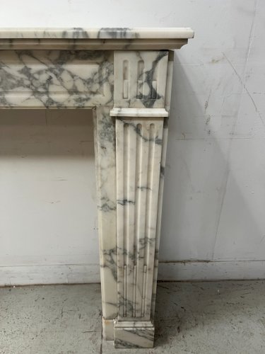 Cheminée De Style Louis XVI En Marbre Blanc Veiné De Carrare XIX Siècle