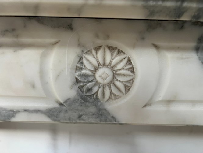 Cheminée De Style Louis XVI En Marbre Blanc Veiné De Carrare XIX Siècle