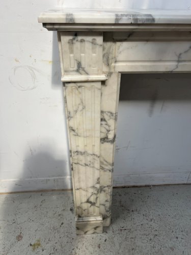 Cheminée De Style Louis XVI En Marbre Blanc Veiné De Carrare XIX Siècle