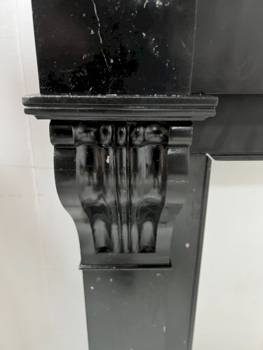 Cheminée Napoléon III a corbeau en marbre noir XIX siècle