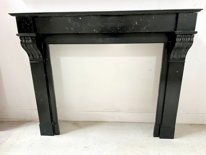 Cheminée Napoléon III a corbeau en marbre noir XIX siècle