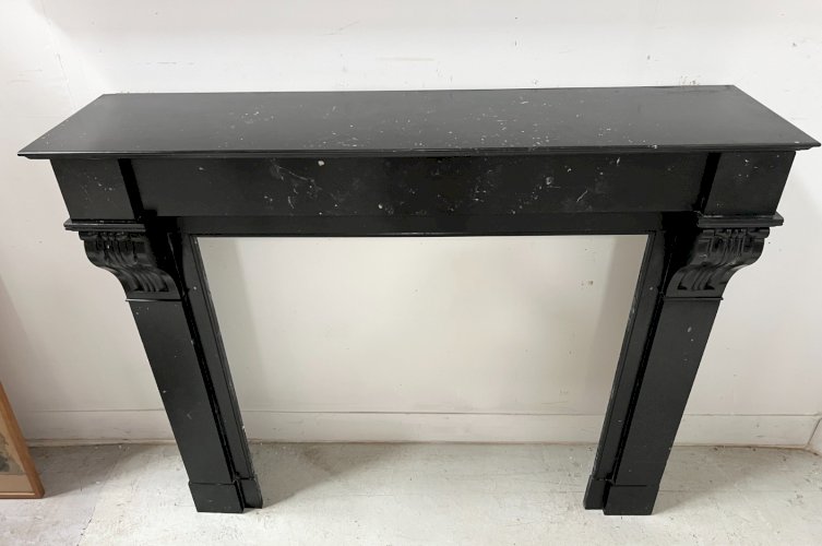 Cheminée Napoléon III a corbeau en marbre noir XIX siècle