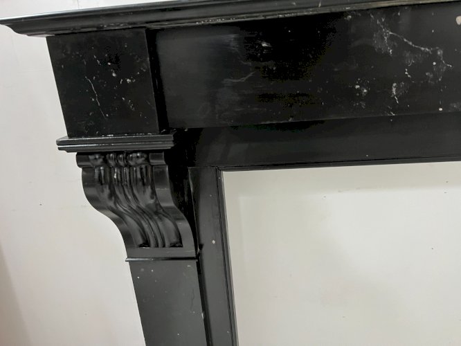 Cheminée Napoléon III a corbeau en marbre noir XIX siècle