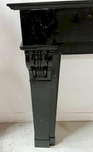 Cheminée Napoléon III a corbeau en marbre noir XIX siècle