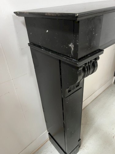 Cheminée Napoléon III a corbeau en marbre noir XIX siècle