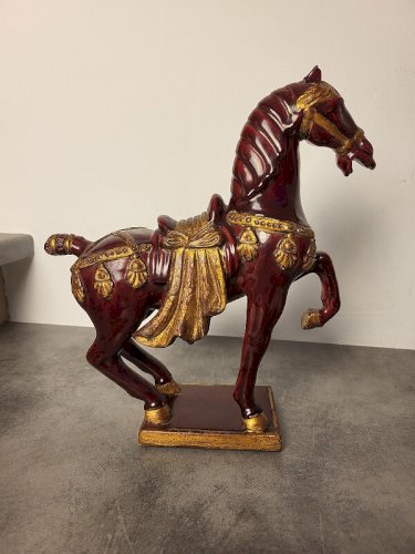 CHEVAL EN FAÏENCE ROUGE ET DORURE