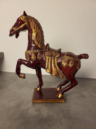 CHEVAL EN FAÏENCE ROUGE ET DORURE