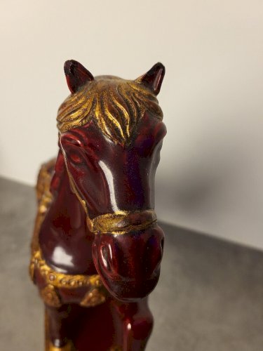 CHEVAL EN FAÏENCE ROUGE ET DORURE